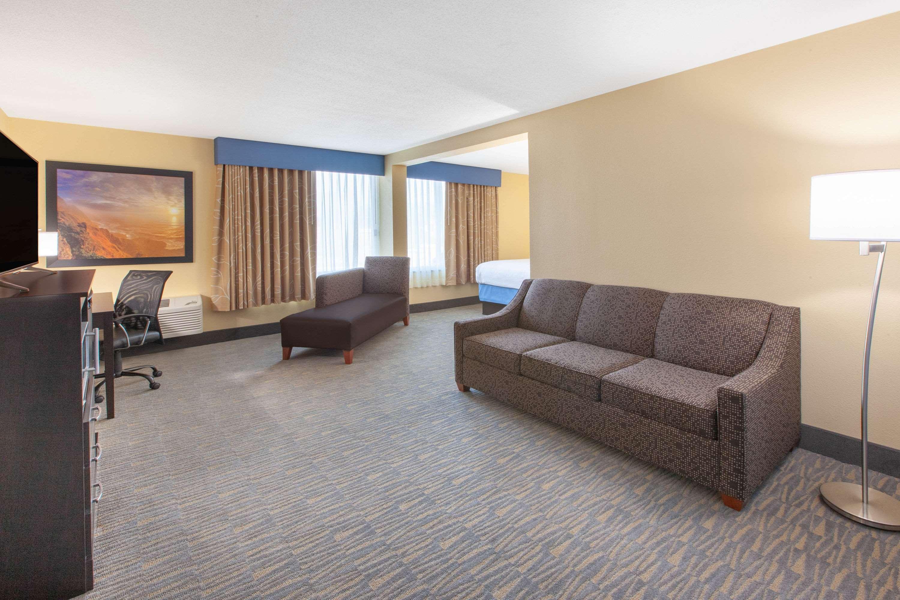 Days Inn & Suites By Wyndham Grand Rapids Near Downtown Wyoming Bagian luar foto