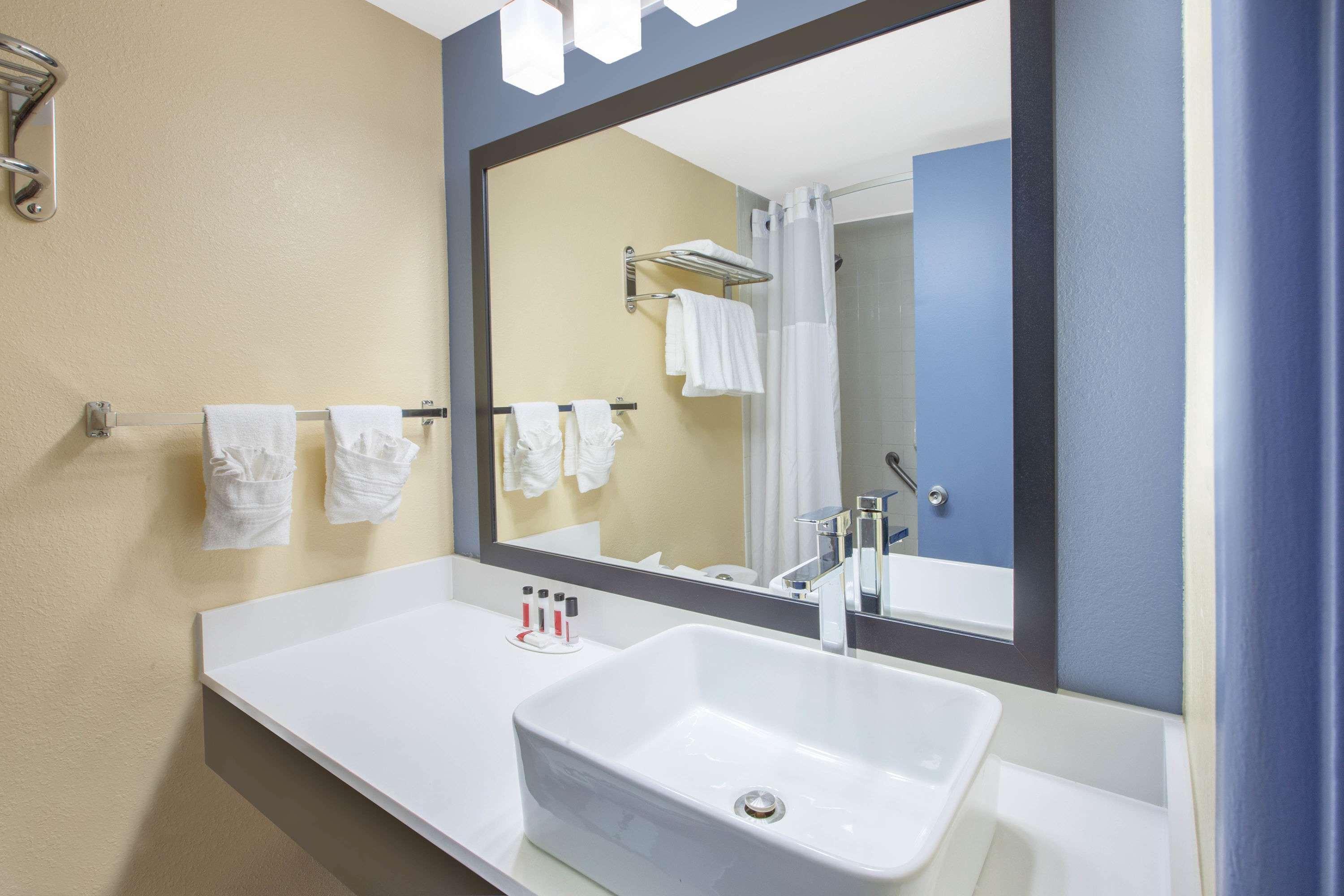 Days Inn & Suites By Wyndham Grand Rapids Near Downtown Wyoming Bagian luar foto