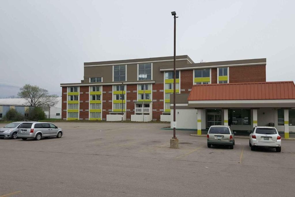Days Inn & Suites By Wyndham Grand Rapids Near Downtown Wyoming Bagian luar foto